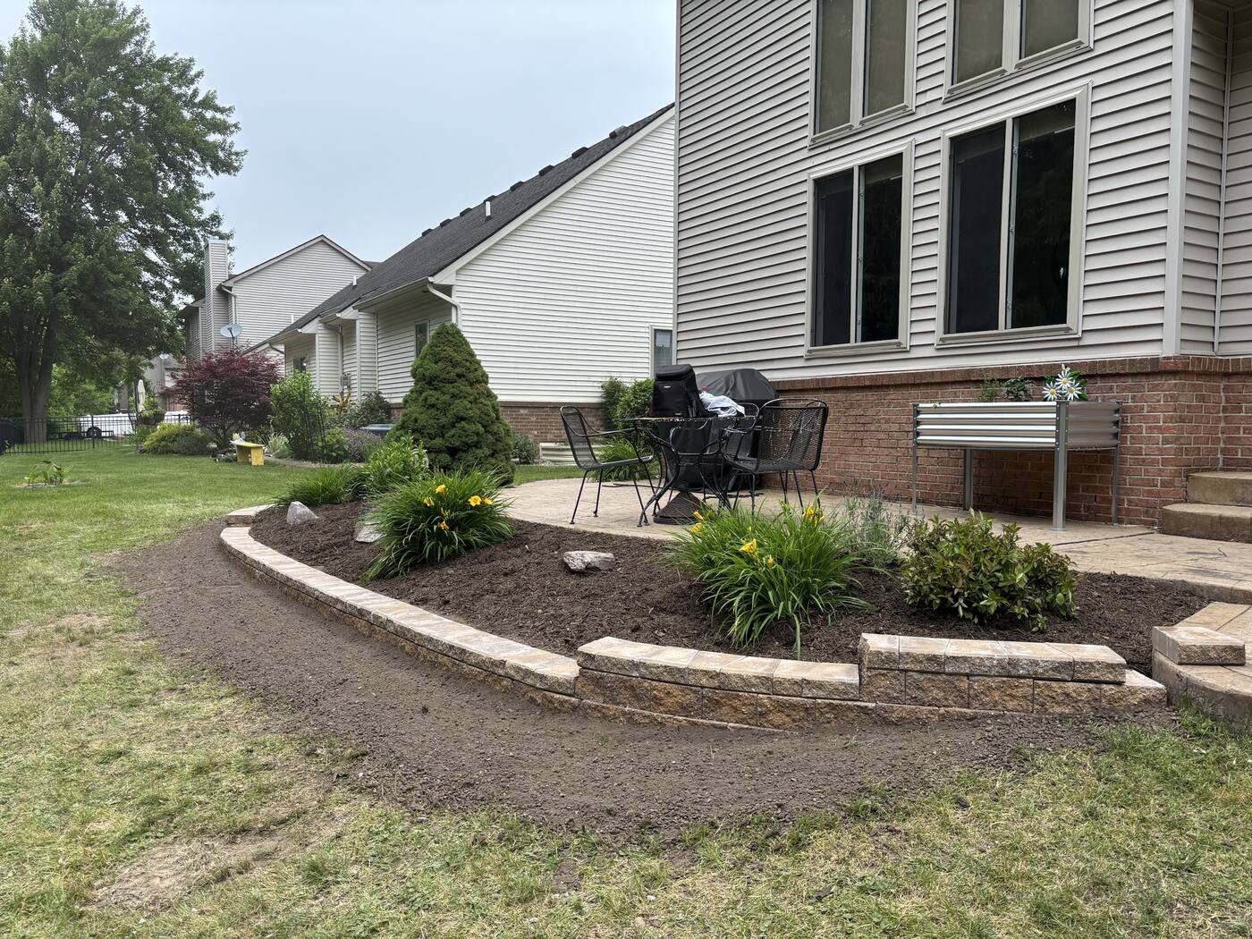 Garden wall bed with daylilies