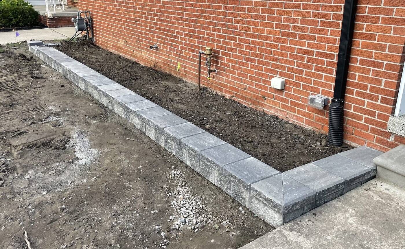 Capped garden wall bed